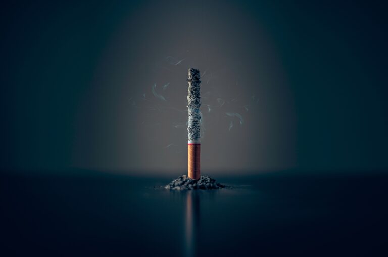 L'image d'une cigarette qui se consume