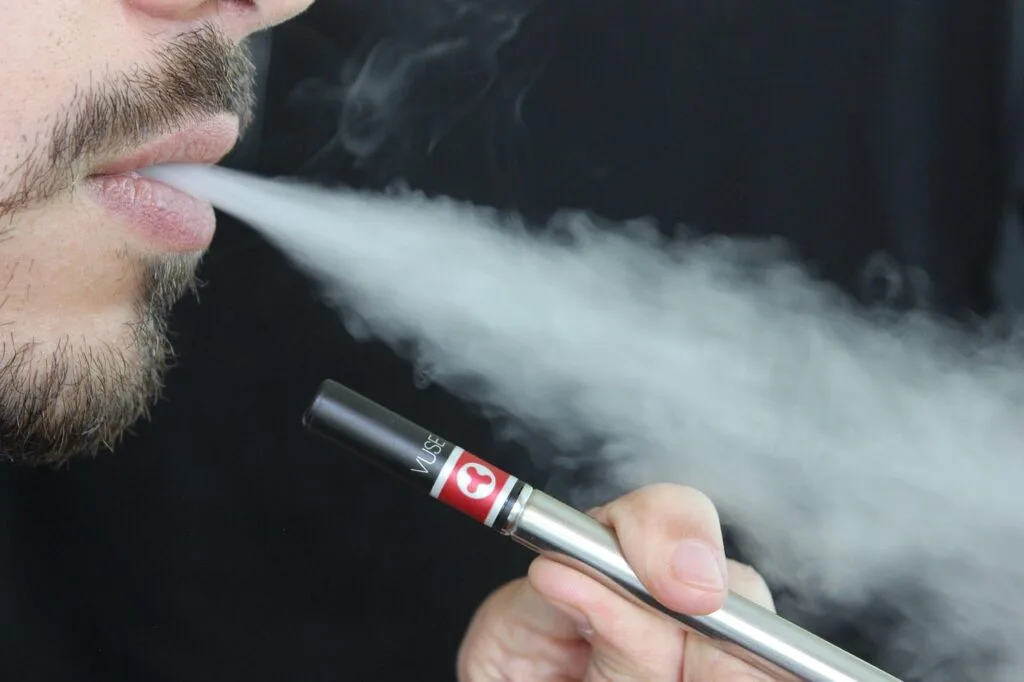 Fumeur de cigarette électronique